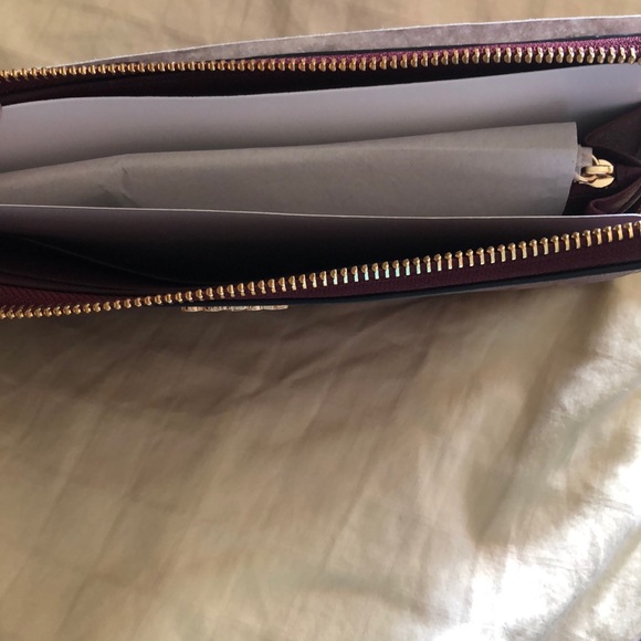 Coach wristlet 🆕 Burgundy - Picture 4 of 8